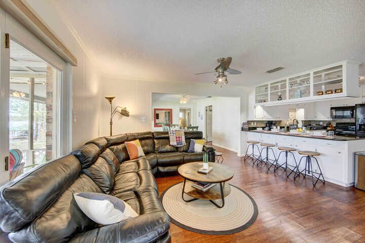 Mineola Lake House w / Dock & Fire Pit!