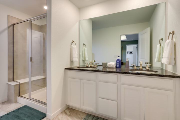 9 Mi to Airport: Commerce City Townhome w / Deck