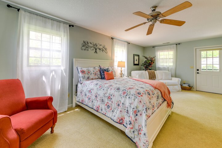 Bright Franklin Villa: Fireplace Golf Course View