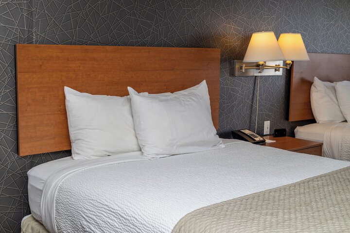 Days Inn & Suites by Wyndham Brandon