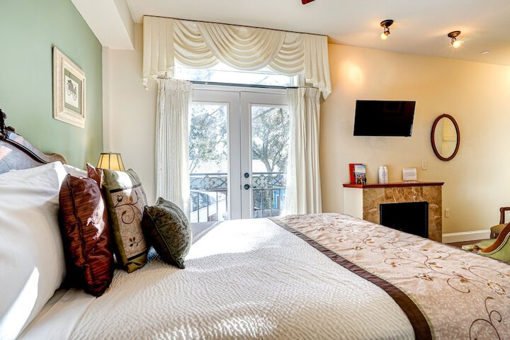 The River Belle Inn