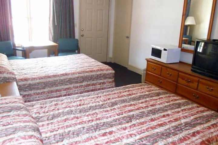 Room 4 of 9