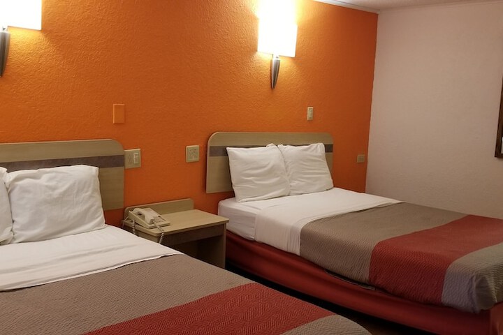 Room 10 of 28