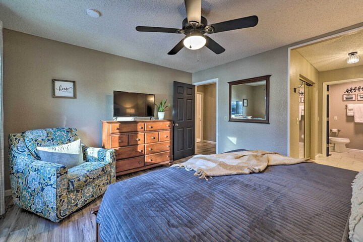 Bella Vista Home w / Deck + Trails: on Golf Course!