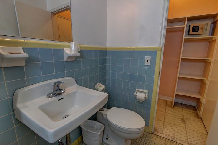 Room 8 of 34