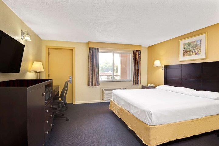 Room 12 of 16