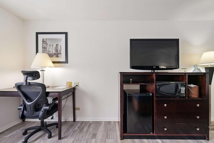 Room 8 of 17