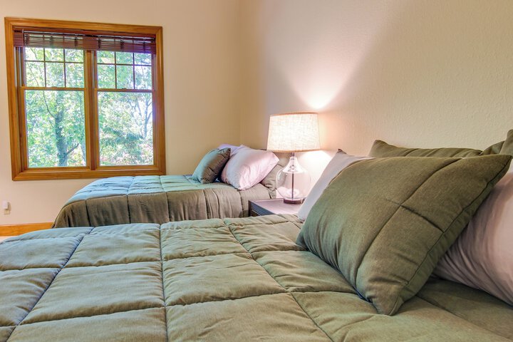 Mtn-view Condo w / Screened Porch in Burnsville!