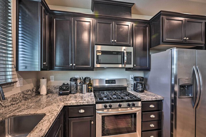 Pet-friendly Elk Grove Retreat w / Balcony!
