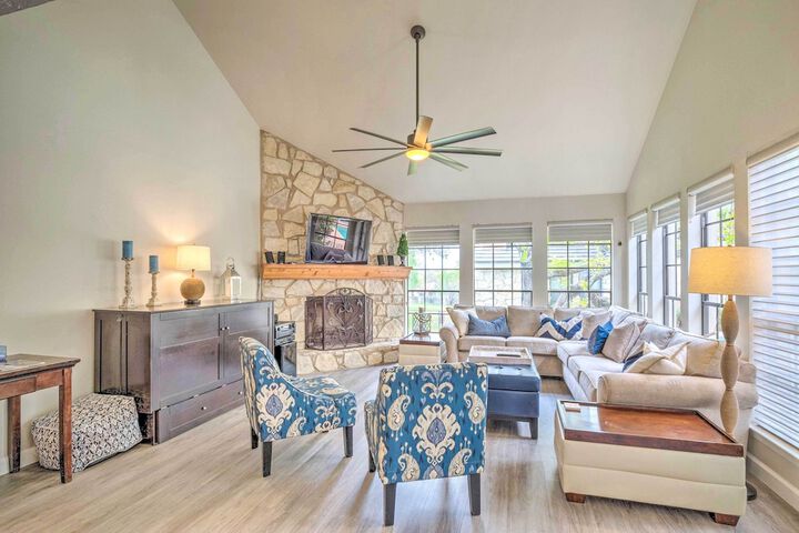 Horseshoe Bay Townhome w / Patio & Outdoor Pool!