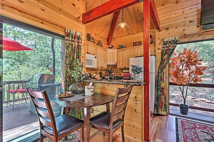 Furnished Deck: Romantic Strawberry / pine Studio!