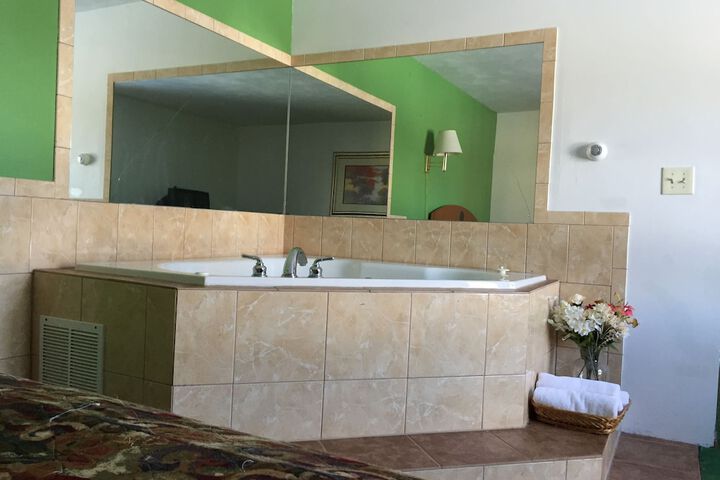 Room 6 of 17