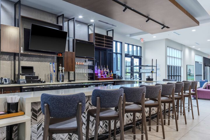 Lounge 18 of 23