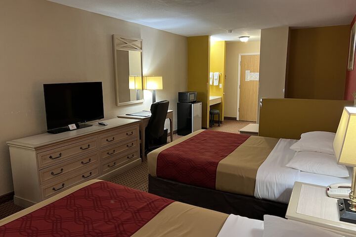 Econo Lodge Inn & Suites Walnut