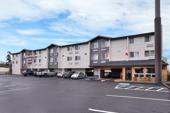 Clackamas Inn & Suites