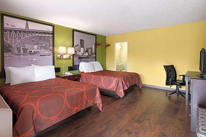Super 8 by Wyndham Youngstown / Girard