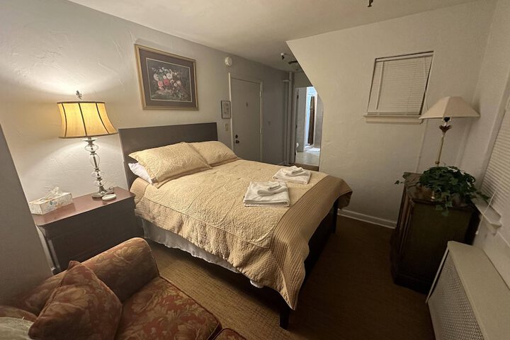 Room 33 of 65