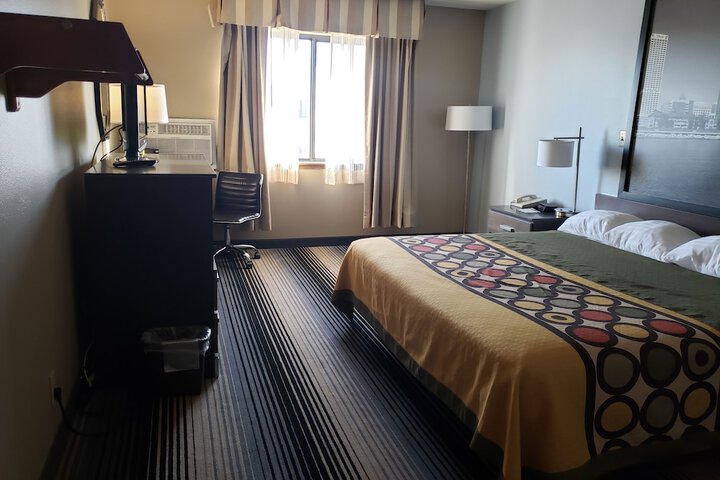 Super 8 by Wyndham Milwaukee Airport