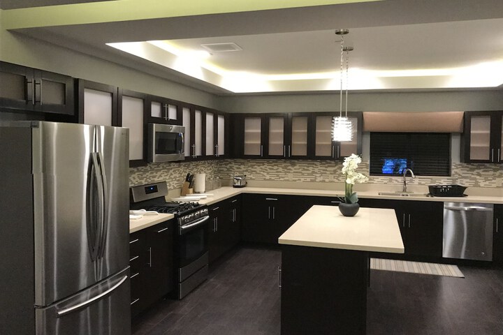 Days Inn & Suites by Wyndham Port Arthur