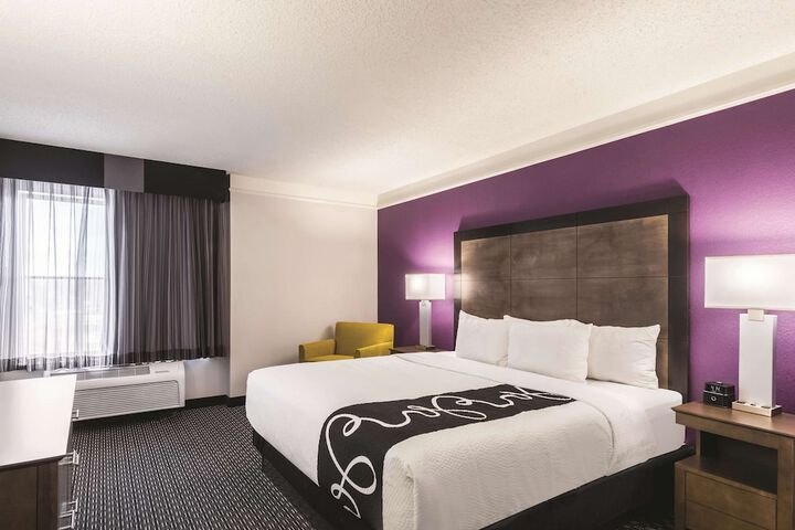 La Quinta Inn & Suites by Wyndham Cincinnati Sharonville