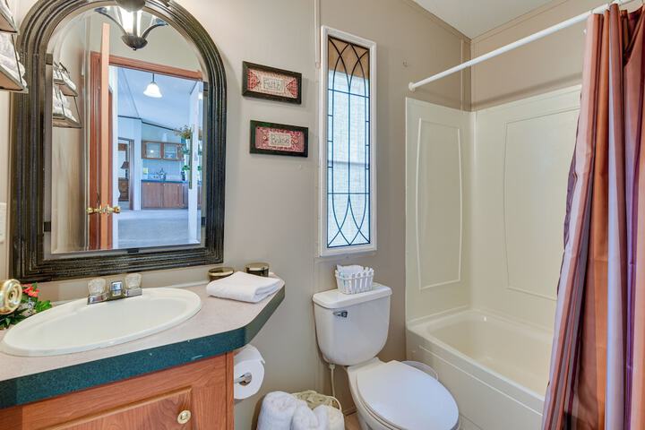 Sunny Florida Escape w / Screened-in Patio & Grill!