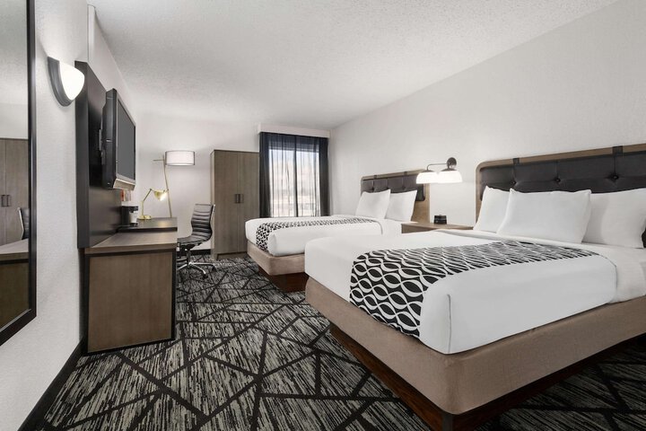 La Quinta Inn & Suites by Wyndham Cleveland Airport West