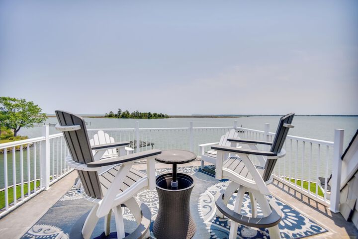 Bayfront White Stone Escape w / Private Beach!