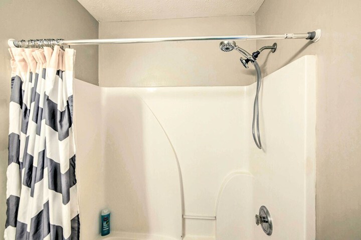 La Vergne Townhome: 22 Mi to Dtwn Nashville!