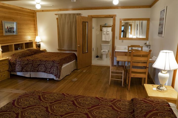 Whittakers Motel & Historic Bunkhouse