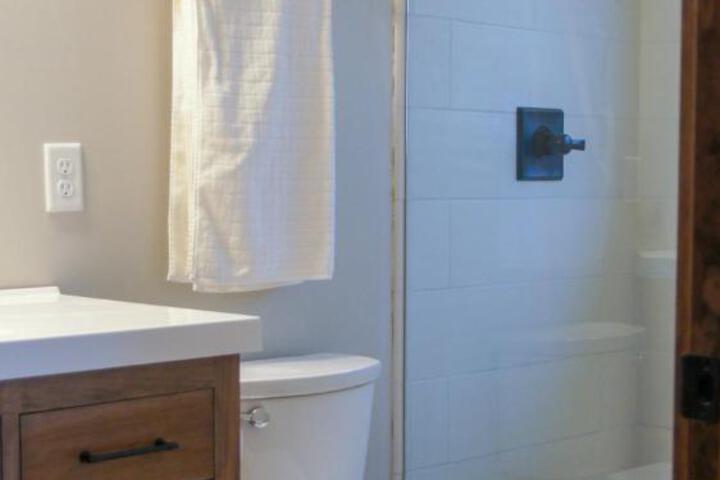 Lakefront Home 4 Bedroom 4 Bath Sleeps 12