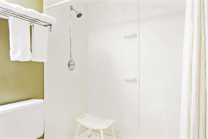 Room 6 of 24