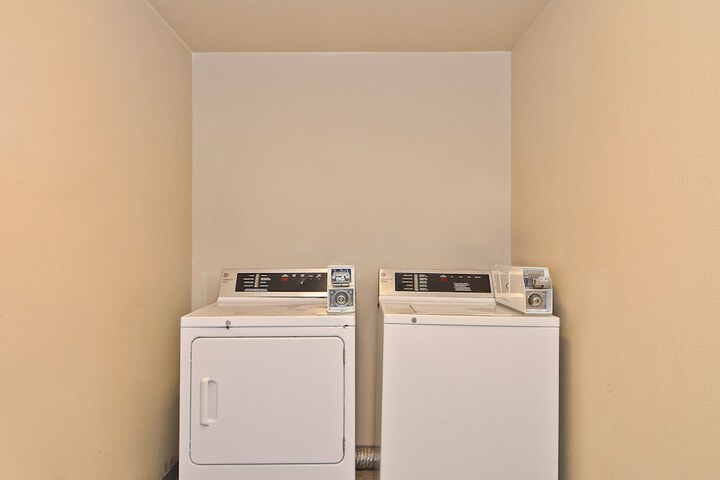 Clackamas Inn & Suites