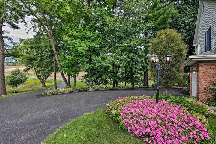 Charming Apartment w / Yard & Beautiful Gardens!