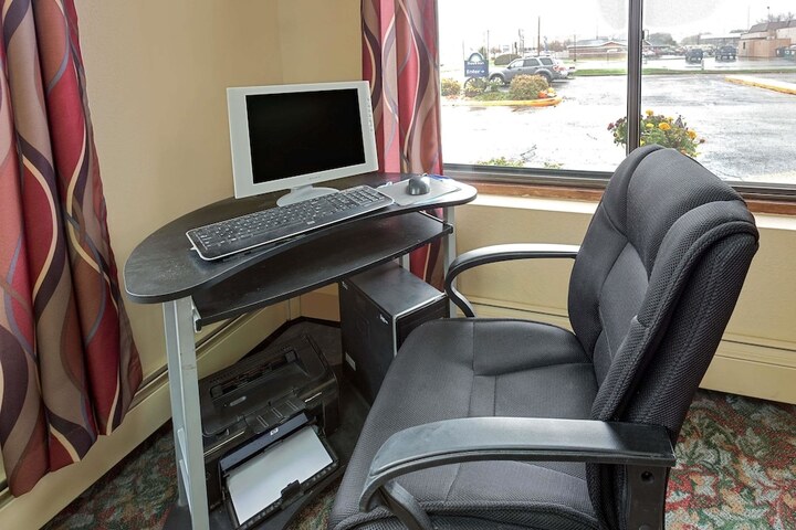Business Center 17 of 17