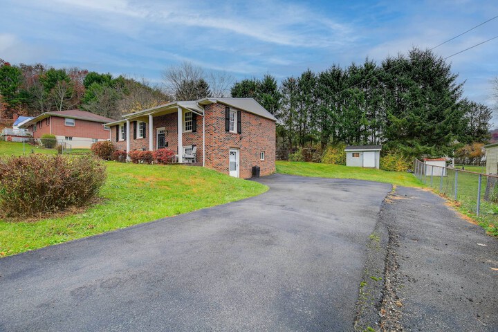 Bluefield Home w / Covered Deck - Near Parks!