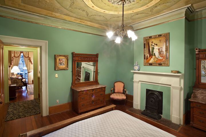 Room 5 of 170