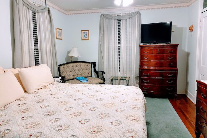 Colonial Beach Plaza Bed & Breakfast