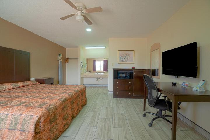 EXECUTIVE INN AND SUITES