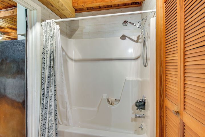 Pet-friendly Lavonia Cabin Walk to Lake Hartwell!