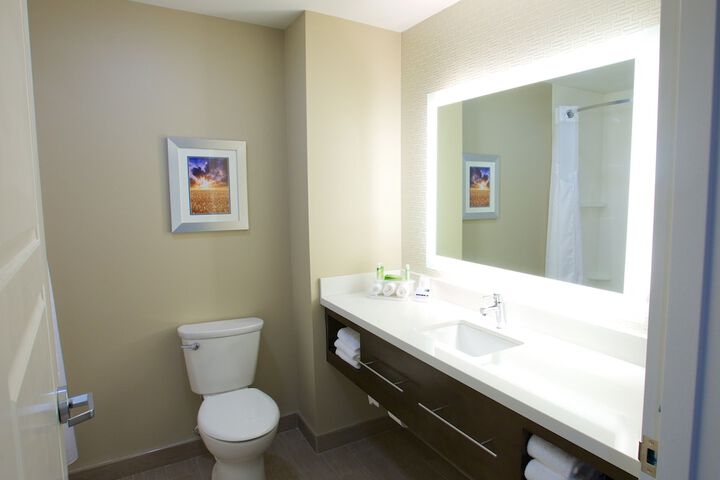 Holiday Inn Express Fargo SW - I-94 Medical Center by IHG