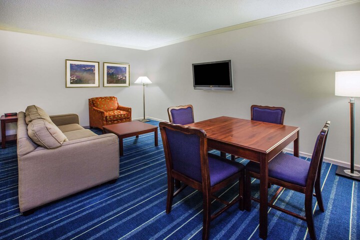 Days Inn by Wyndham Midland