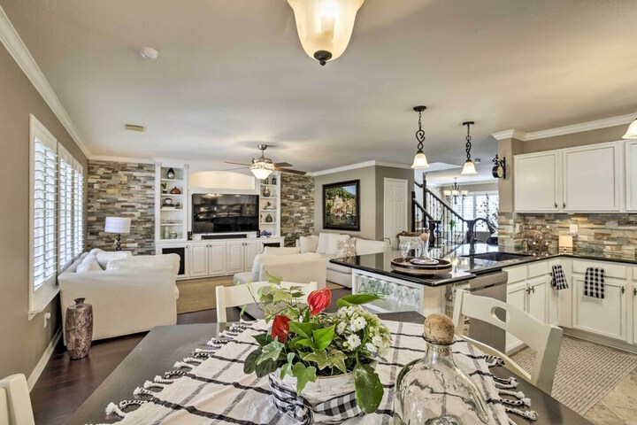 Luxe Home 30 Miles to Houston w / Pool & Grill