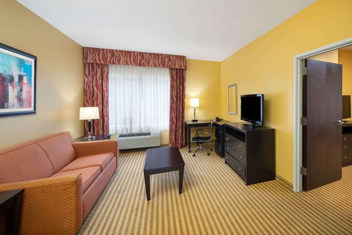 La Quinta Inn & Suites by Wyndham Atlanta-Union City