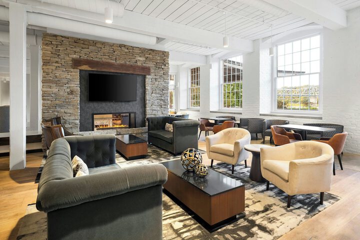 Lounge 74 of 82