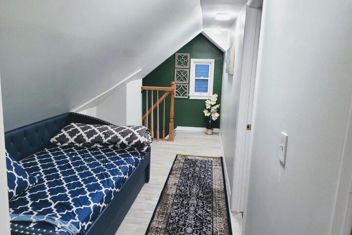 Nice house with private parking king bed fenced yard