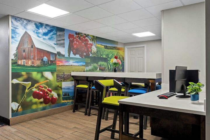Red Roof Inn & Suites Tomah