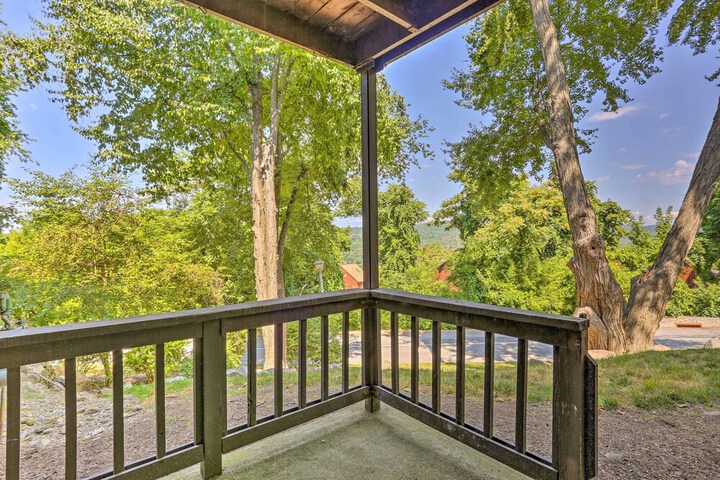 Sun-lit Vernon Condo 2 Mi to Ski Resort!