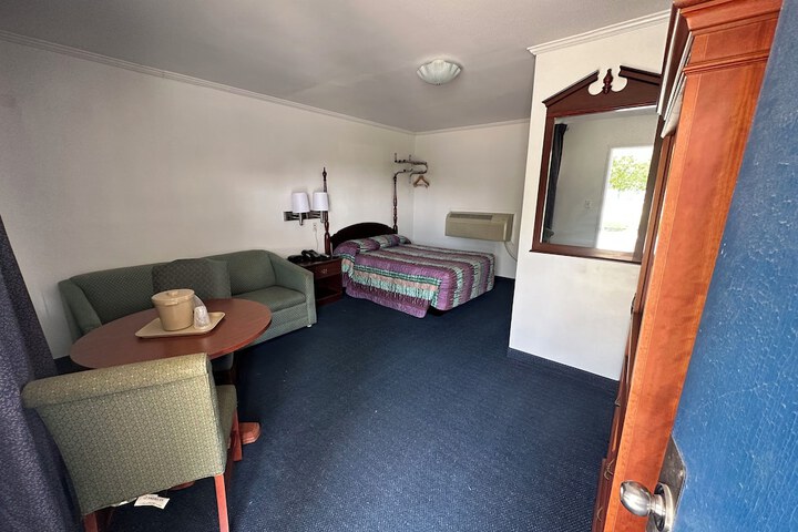 Room 11 of 24