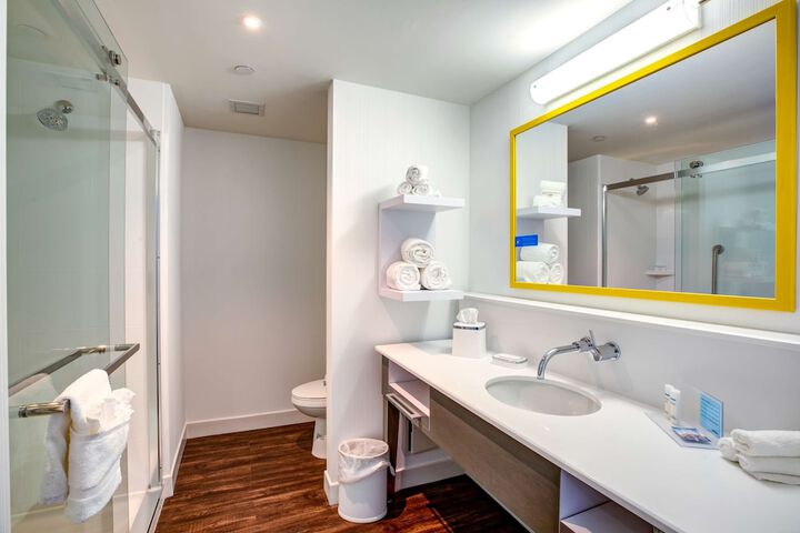 Hampton Inn & Suites Boston / Waltham
