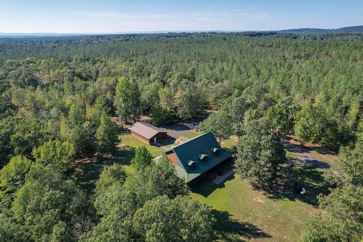 Secluded Broken Bow Cabin w / Fire Pit and Deck!